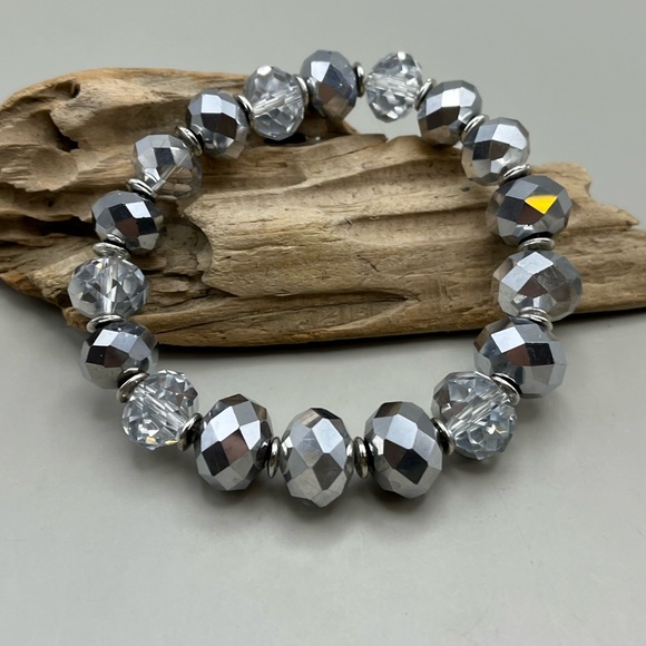 Elegant Silver Beaded Bracelet - Picture 1 of 3